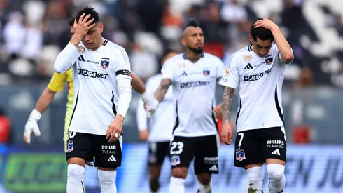 Claudio Aquino recibe el golpe, pero no baja a Colo Colo de la lucha por el título.