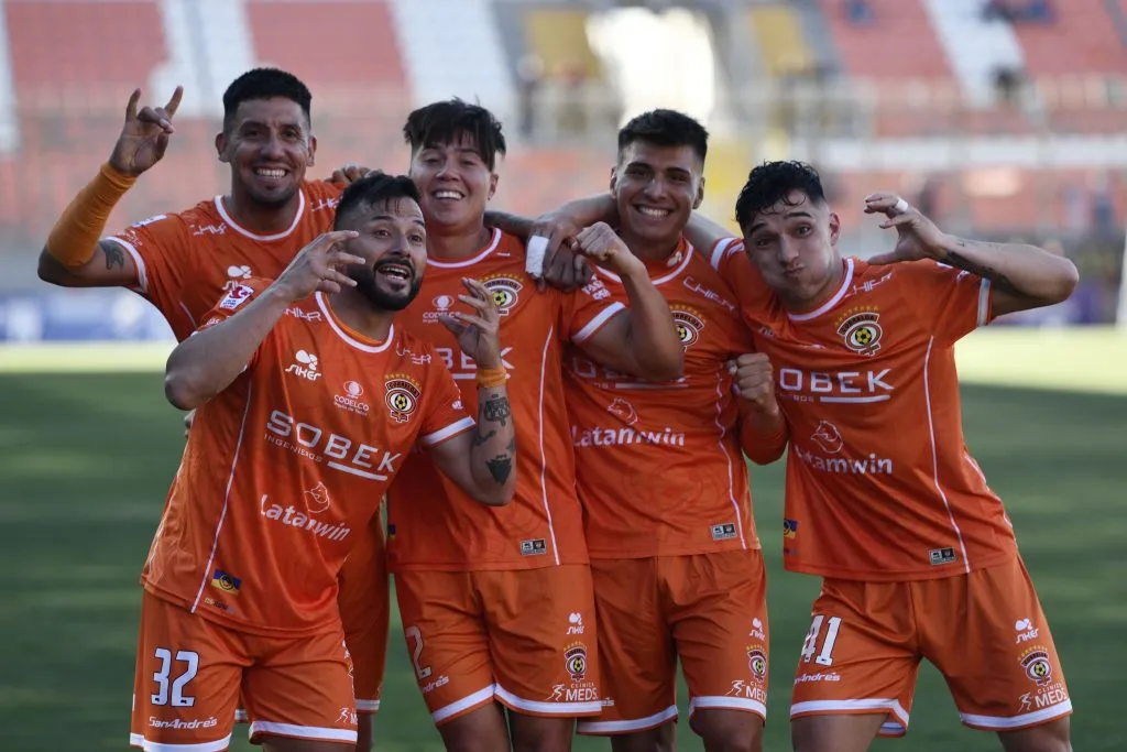 Cobreloa celebra el triunfo ante Rangers en Calama
