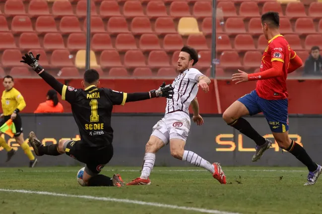 La ocasión de gol que tuvo Ángelo Henríquez ante los hispanos. (Jonnathan Oyarzun/Photosport).