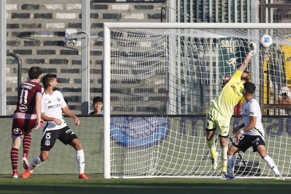 El gol que le anotó Ángelo Henríquez a Colo Colo en el Monumental. (Pepe Alvujar/Photosport)