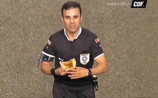 El inicio de los objetos arrojados a Piero Maza fue con una empanada. Foto: Captura.