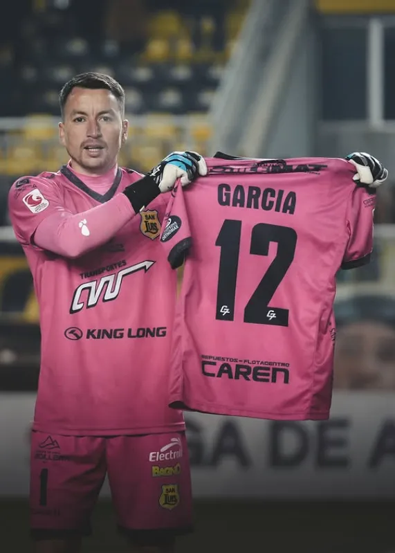 Daniel Retamal mostró la camiseta del Melli García. (Foto: San Luis de Quillota).