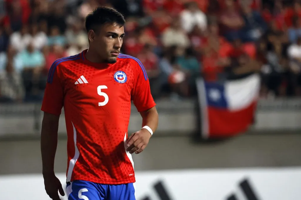 Nicolás Suárez en acción por la Roja Sub 20 en un amistoso ante Argentina. (Andrés Piña/Photosport).