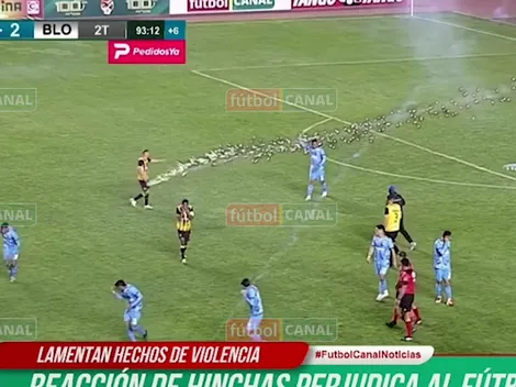 ¡Insólito! Hinchas tiran fuegos artificiales a sus jugadores en Bolivia
