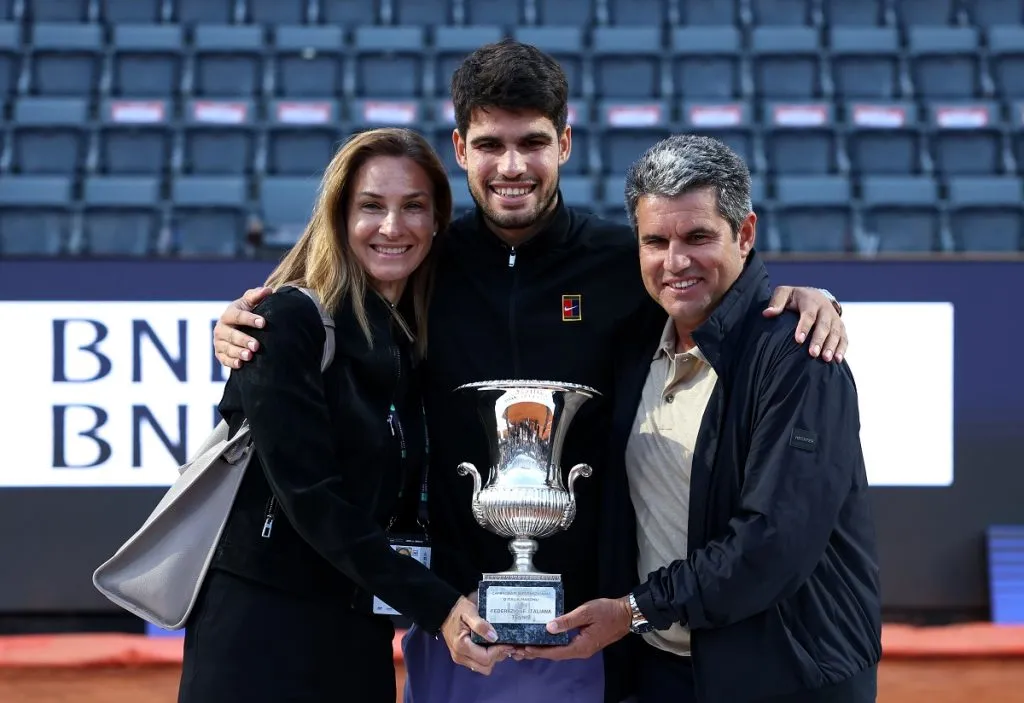 Virginia Garfia, Carlos Alcaraz y Carlos Alcaraz González (Getty Images).
