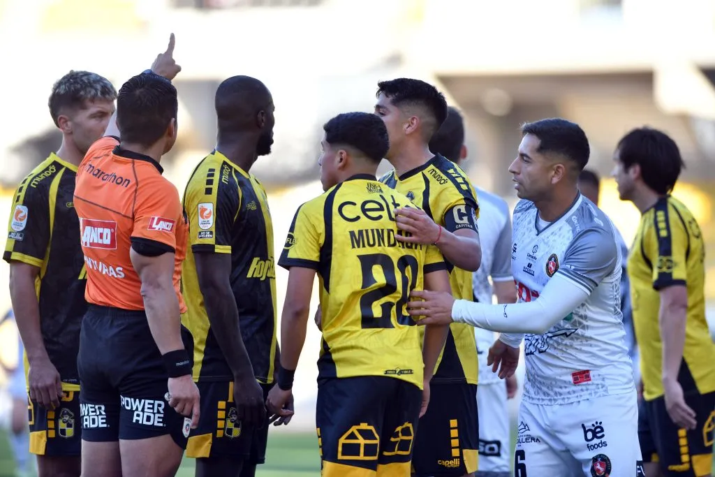 José Cabero expulsó con roja directa a Martín Mundaca. (Alejandro Pizarro Ubilla/Photosport).