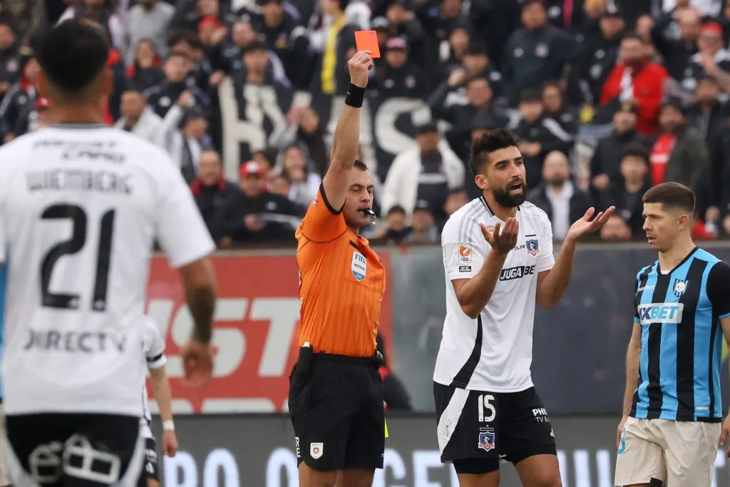 Diego Flores le mostró tarjeta roja a Emiliano Amor. (Jonnathan Oyarzun/Photosport).