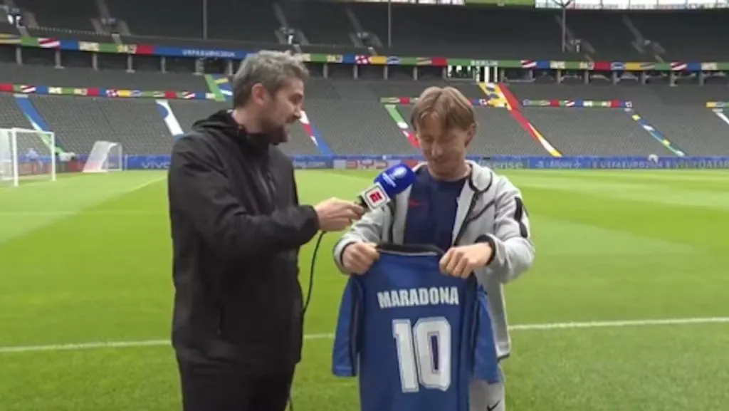 Modric contento de recibir la camiseta de Diego Maradona en 2024. (Foto: Captura)