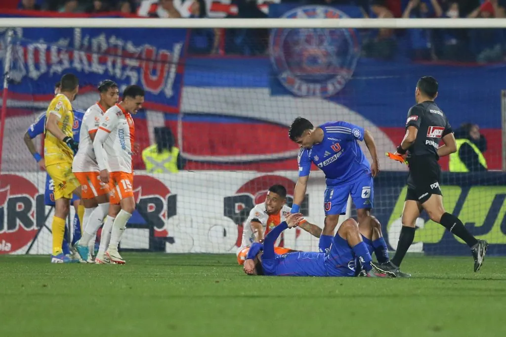El técnico de la U apunta a problemas que se vienen repitiendo en el torneo. Foto: Dragomir Yankovic/Photosport