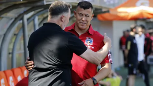Hernán Caputto y Jorge Almirón se saludan antes de un partido entre Copiapó y Colo Colo.