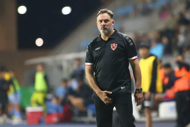 Hernán Caputto sabe que hay tiempo para consolidar a su equipo en la cima de la tabla. (Alex Diaz/Photosport).