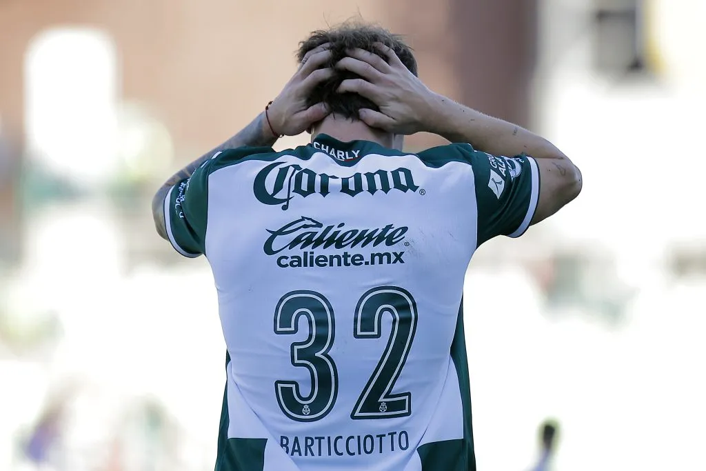 Bruno Barticciotto no vive sus mejores días en el Santos Laguna de México. (Manuel Guadarrama/Getty Images).
