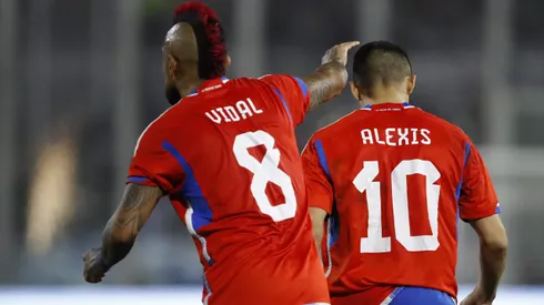 Arturo Vidal y Alexis Sánchez son parte de los 10 mejores futbolistas chilenos de la historia, según la IA.