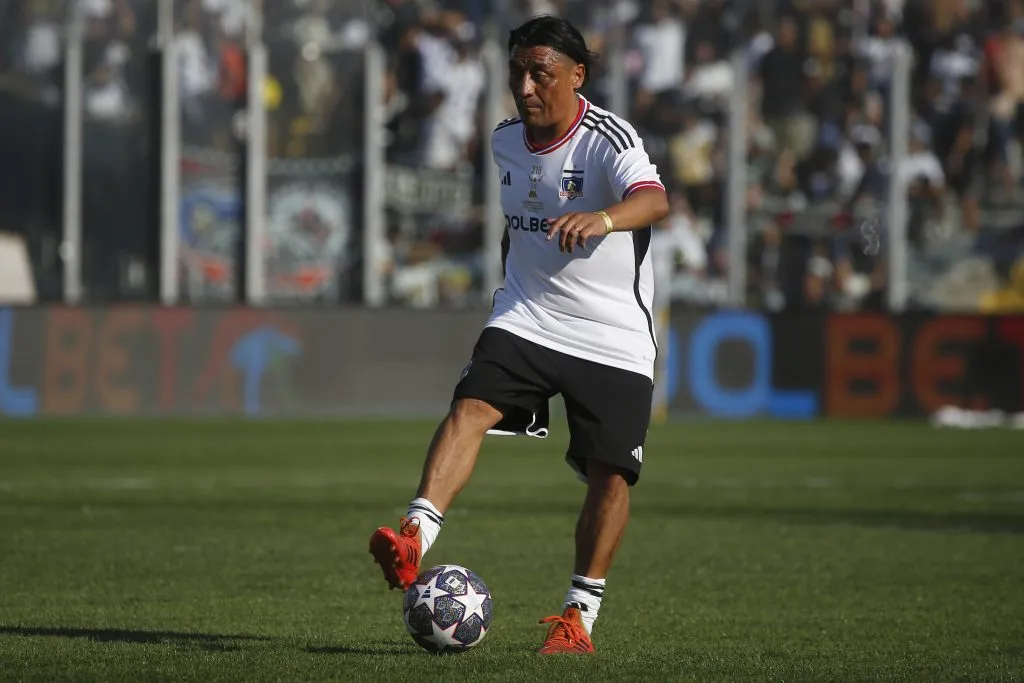 Rodrigo Meléndez disputando el llamado “Duelo de Leyendas” ante River Plate en diciembre pasado. Foto: Jonnathan Oyarzun/Photosport