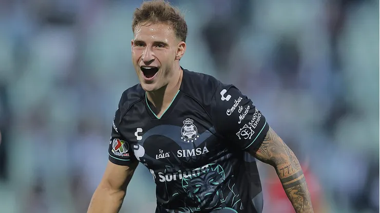 Bruno Barticciotto celebra uno de los seis goles que anotó en el Santos Laguna.