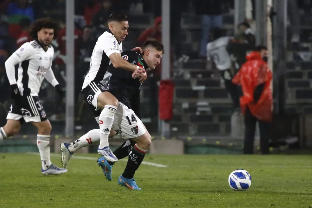 Bruno Barticciotto aguanta la marca de Torta Opazo en un duelo entre Colo Colo y Palestino. (Jonnathan Oyarzun/Photosport).