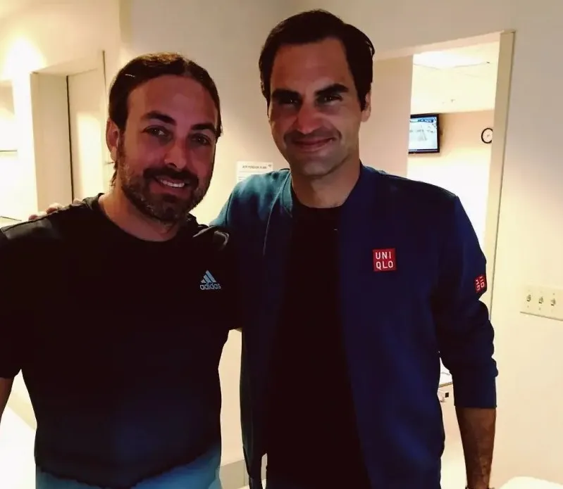 Massú junto a Roger Federer en una postal del recuerdo