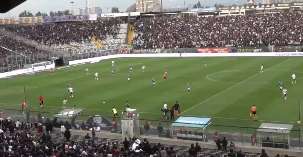 El pasapelotas le lanza el balón Pizarro antes de que el juez detenga el partido. Vidal ya vio que se agilizaría la jugada y pica hacia el costado.