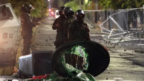 Carabineros son apuntados.