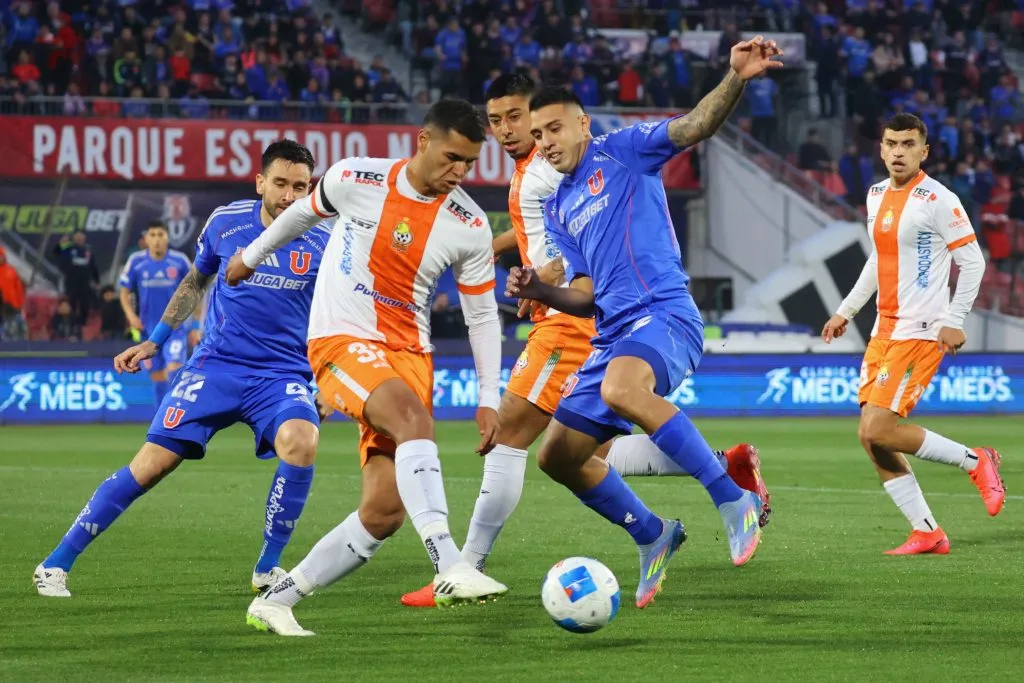 Rodrigo Contreras fue titular ante Cobresal en la U. Foto: Dragomir Yankovic/Photosport