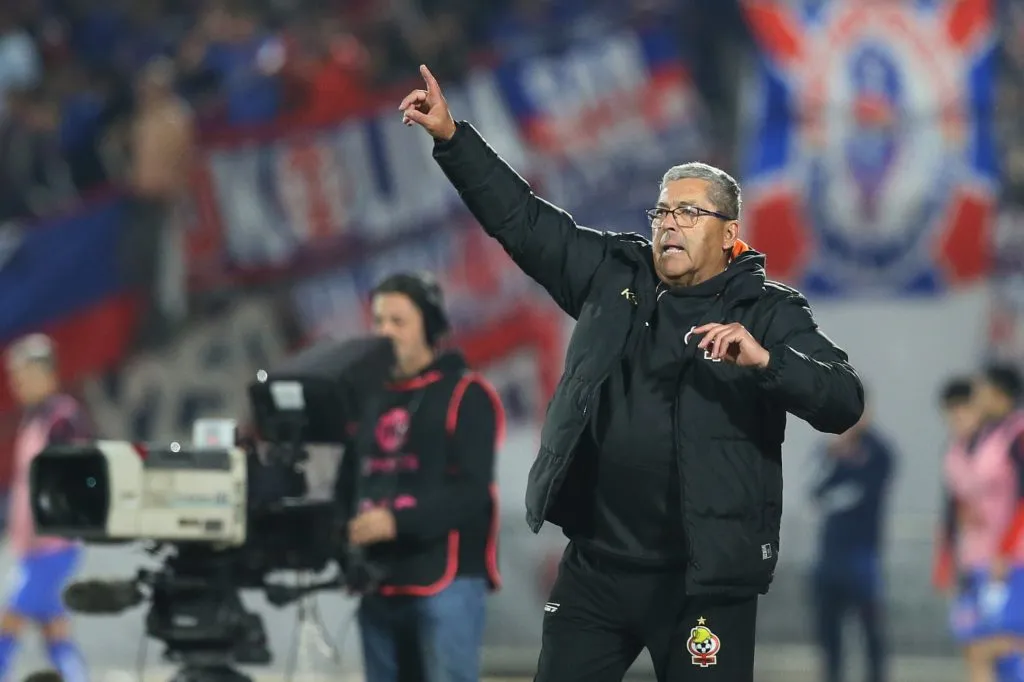 Gustavo Huerta es alabado. Foto: Dragomir Yankovic/Photosport