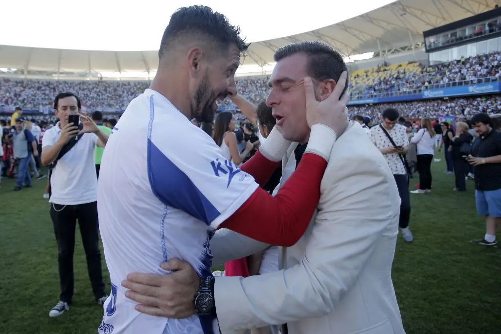 Pablo Guede abrazado con Agustín Orion tras el título que ganó con Colo Colo. (Javier Torres/Photosport).