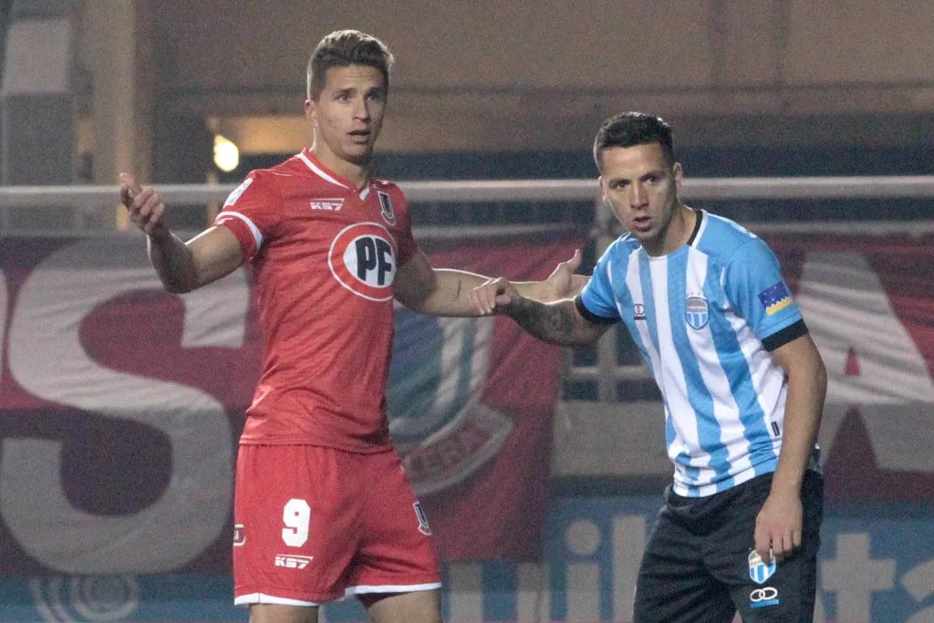 Gianluca Simeone (izq.) jugando contra Magallanes por Copa Chile el 2018. (Foto: Jimmy Arenas/Photosport)