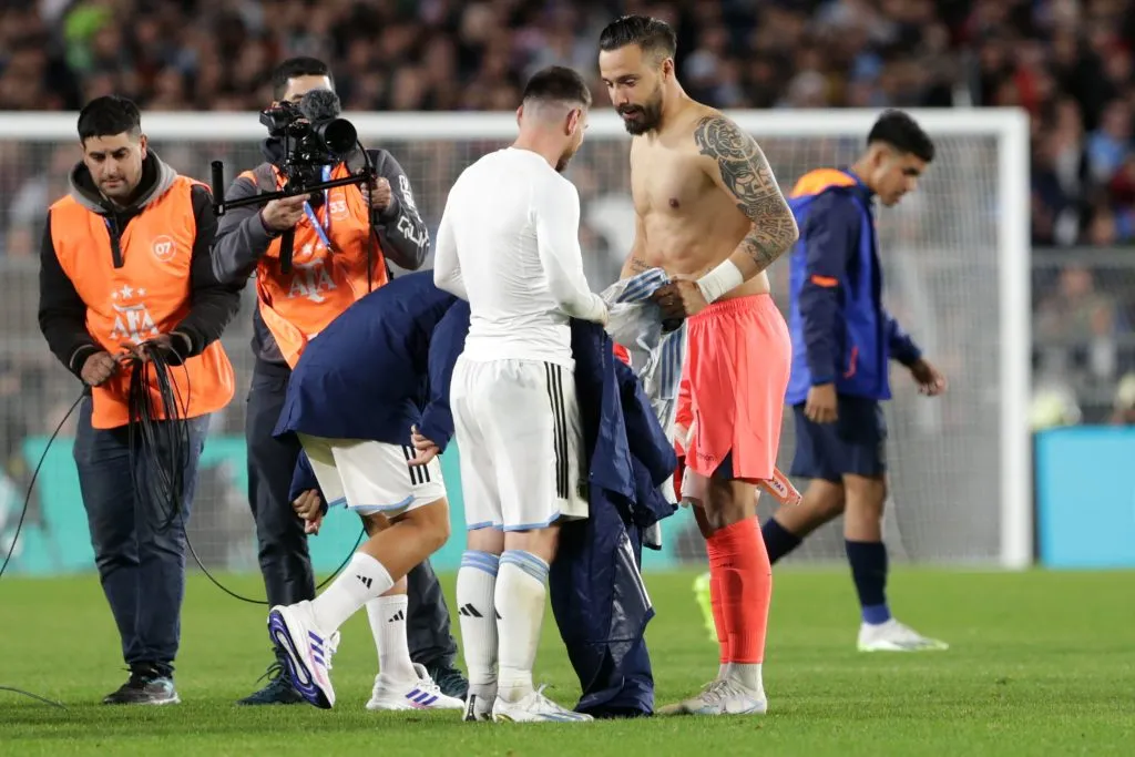Hernán Galíndez le pide la camiseta a Messi en un partido por Eliminatorias. (Photo by Daniel Jayo/Getty Images)