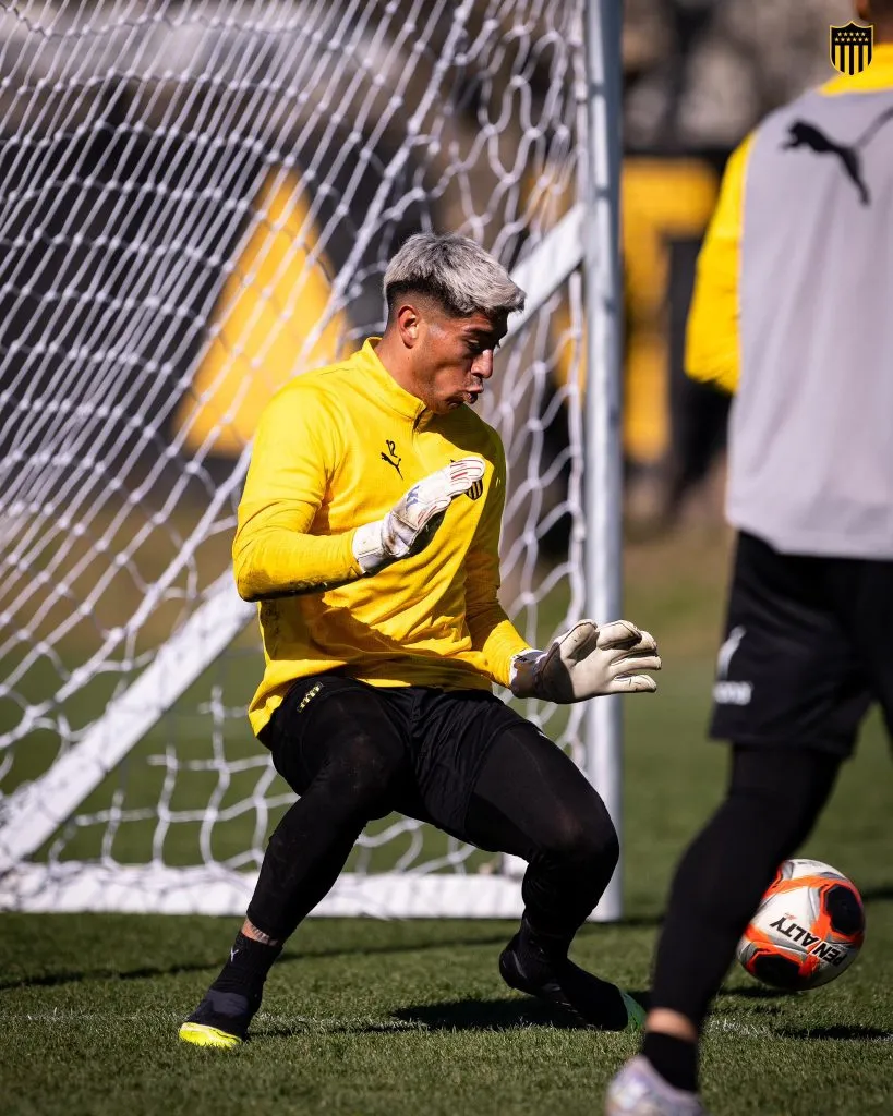 Claudio Bravo le pidió a Brayan Cortés aprovechar su llegada a Peñarol para levantar su nivel. Foto: Peñarol.
