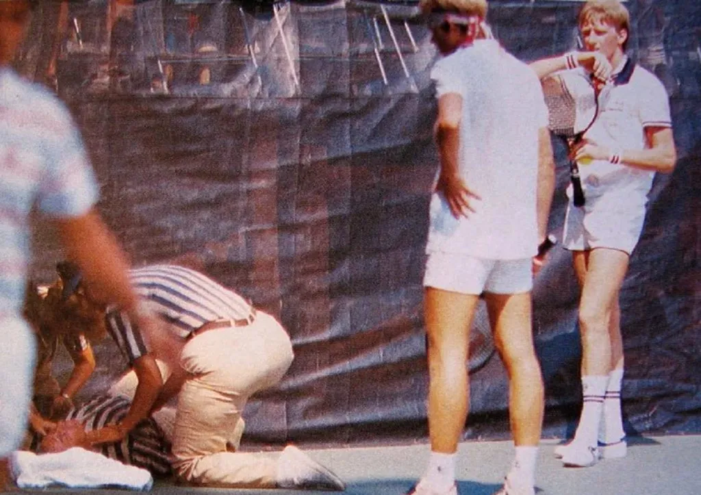 Richard Wertheim en el suelo tras recibir un pelotazo en el US Open.