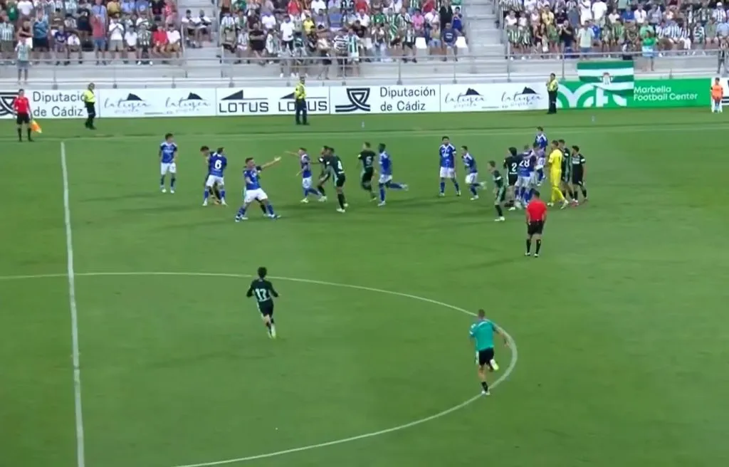 Combos iban y combos venían en amistoso del Betis ante Como. Foto: Captura.