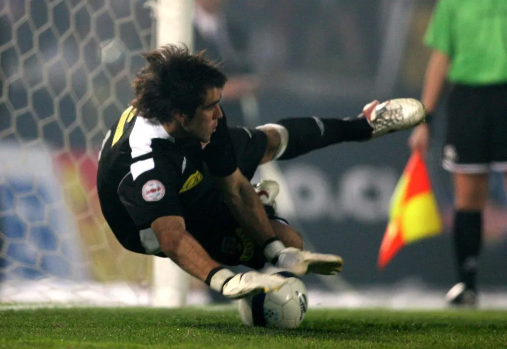 Claudio Bravo le avisó a Colo Colo que está la posibilidad de volver para ayudar. Foto: Photosport.