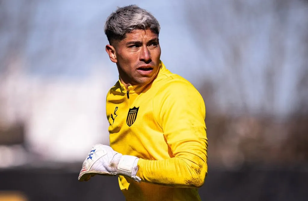 Cortés partió de Colo Colo enojado por la suplencia y todo apunta a que estará en la banca de Peñarol.