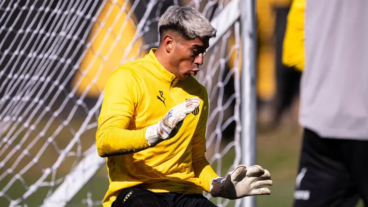 Aseguran que Brayan Cortés seguirá como suplente en Peñarol.