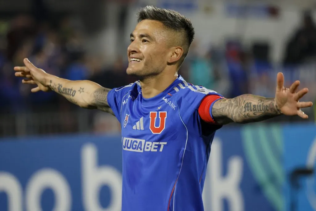 Charles Aránguiz regresa a las prácticas en la U y respiran justo previo a la Sudamericana. Foto: Photosport.