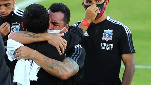 Así terminó abrazado con Esteban Paredes cuando Colo Colo zafó del descenso.