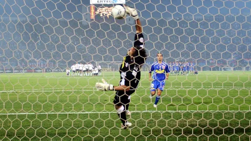 Claudio Bravo atajándole el penal a Mayer Candelo en la final del Apertura 2006.