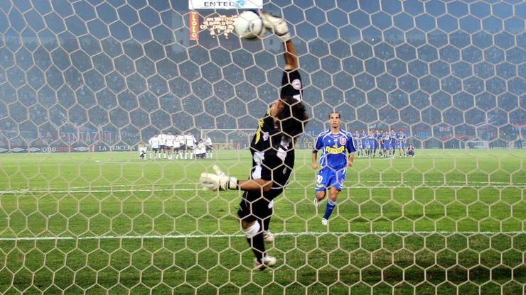 Claudio Bravo atajándole el penal a Mayer Candelo en la final del Apertura 2006.