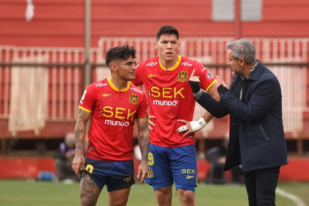 Miguel Ramírez le da indicaciones a Ariel Uribe y atrás mira Bianneider Tamayo, uno de los nuevos hispanos. (Jonnathan Oyarzun/Photosport).