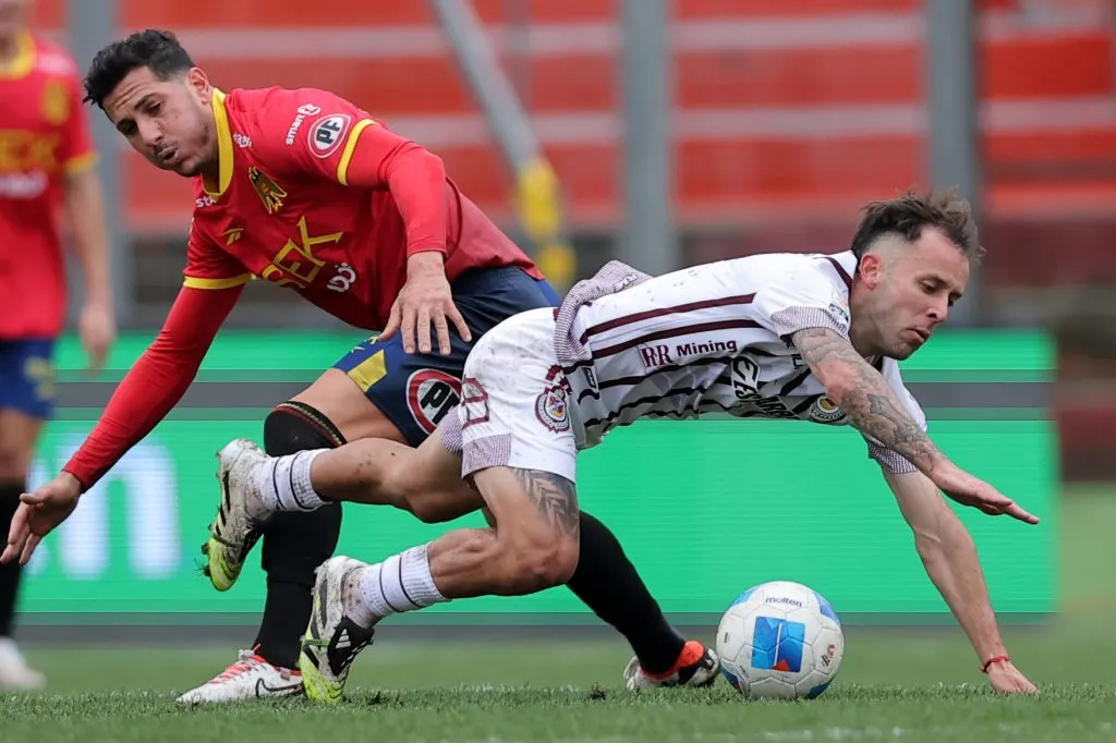 Gonzalo Castellani disputa un balón con Sebastián Gallegos. El argentino de 37 años jugó un muy buen partido ante La Serena. (Javier Torres/Photosport).