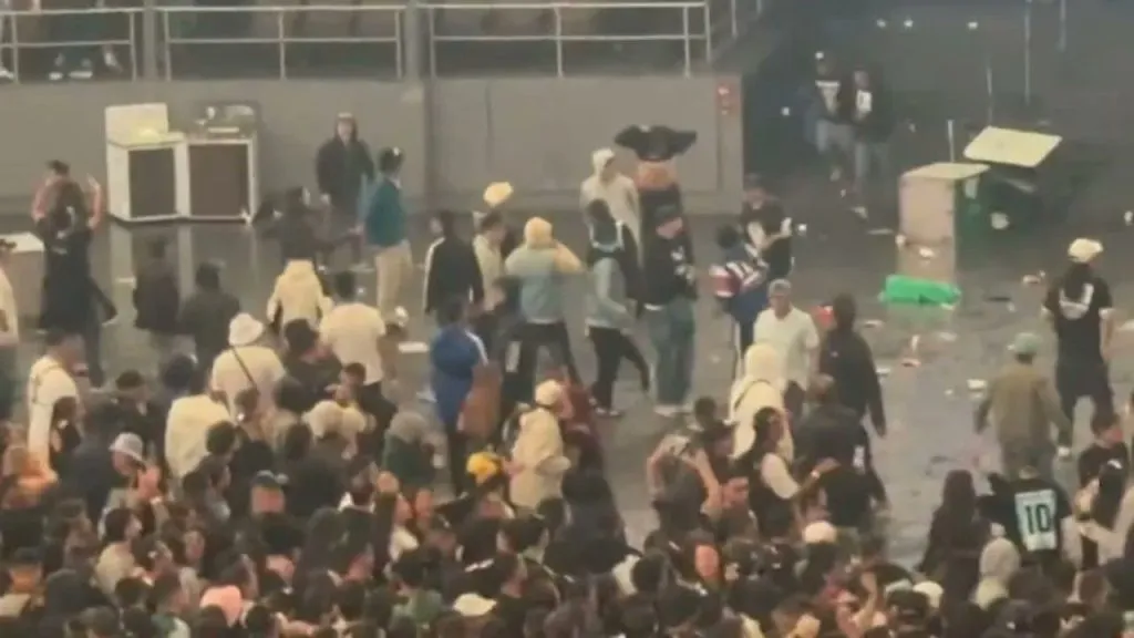 Todo comenzó dentro del Movistar Arena por barras de Santa Fe y Millonarios.