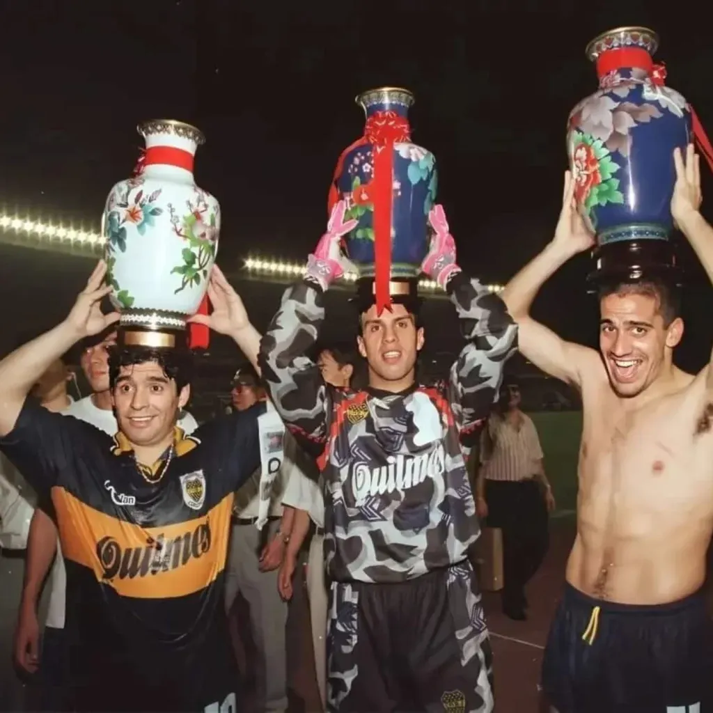 Diego Maradona, Carlos Navarro Montoya y Juan Sebastián Verón en Boca. Imagen: archivo