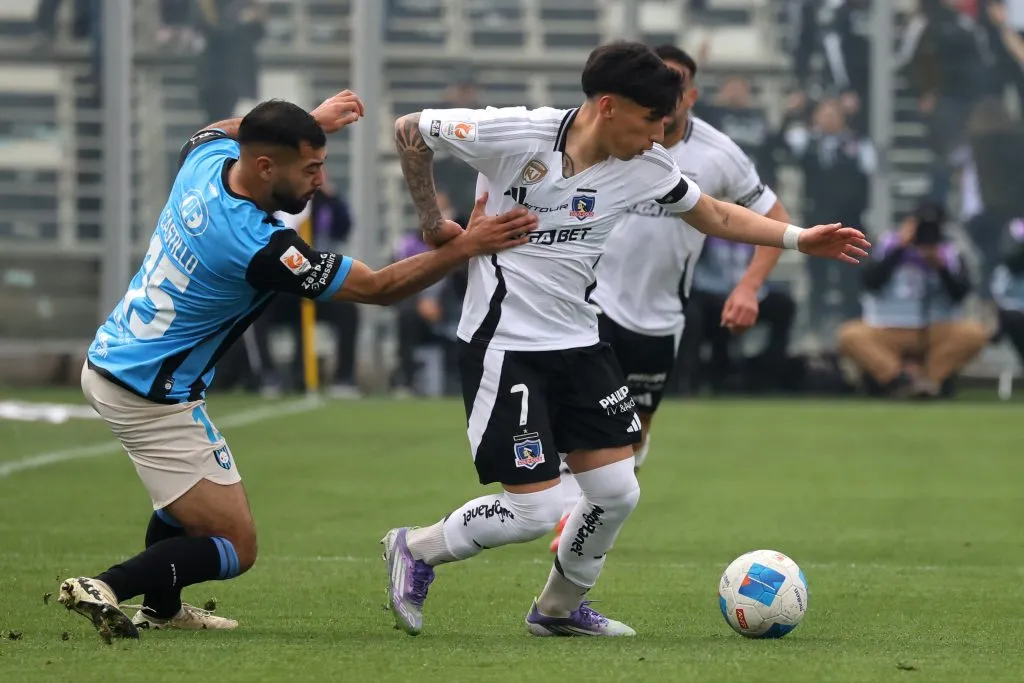 Francisco Marchant enfrenta la marca de Antonio Castillo de Huachipato. (Jonnathan Oyarzun/Photosport).