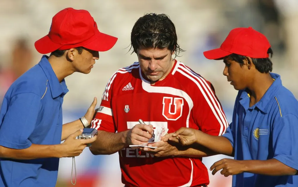 Marcelo Salas firmando autógrafos en 2008. Otros tiempos. Imgen: Photosport