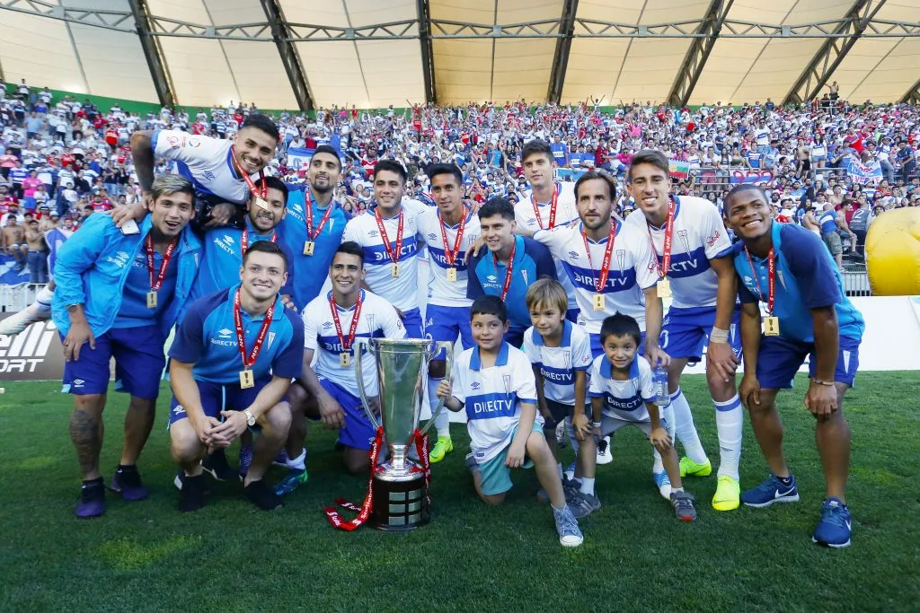 Universidad Católica celebra el título obtenido en 2018 en el estadio Germán Becker de Temuco. (Ramon Monroy/Photosport).