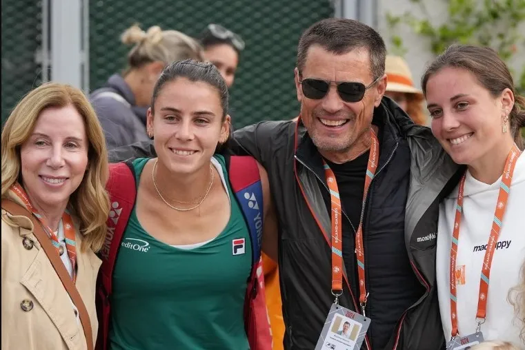 Emma Navarro (de verde) junto a su padre Ben