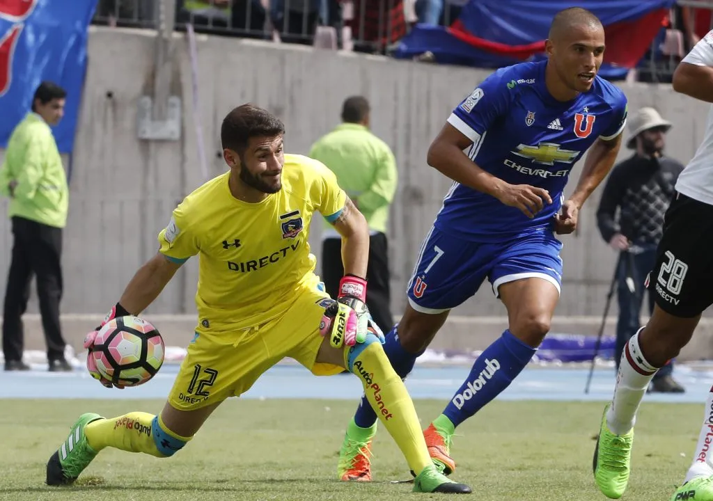 Paulo Garcés jugando en Colo Colo ante la U. Foto: Martin Thomas/Photosport