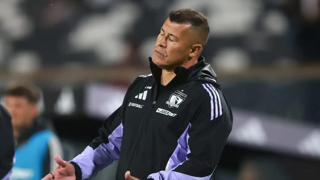 Almirón está muy cuestionado en Colo Colo