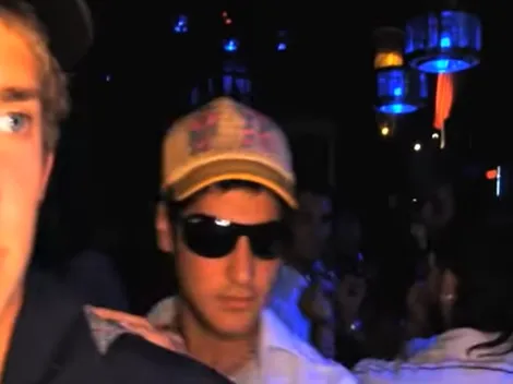 Cantó reggaetón y negocia por la millonaria deuda del fútbol chileno