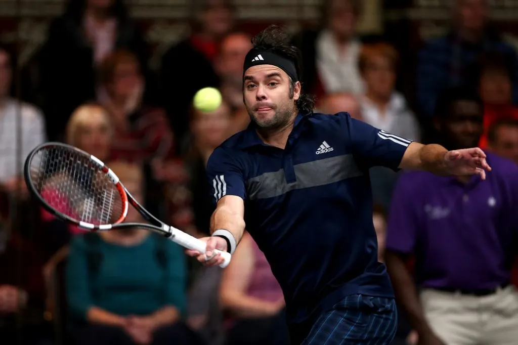 Fernando González realiza un golpe de derecha durante el ATP Champions Tour 2014 en (Getty Images).